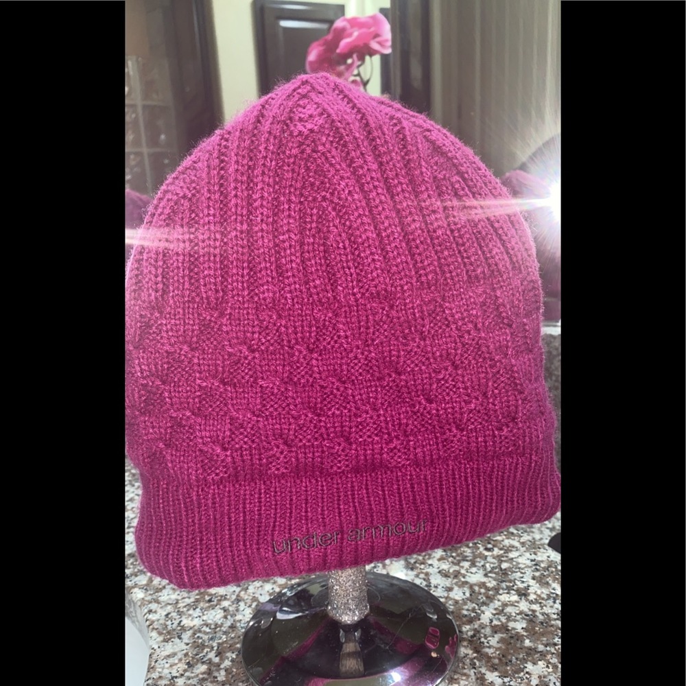 Under ARMOUR beanie - Picture 3 of 3